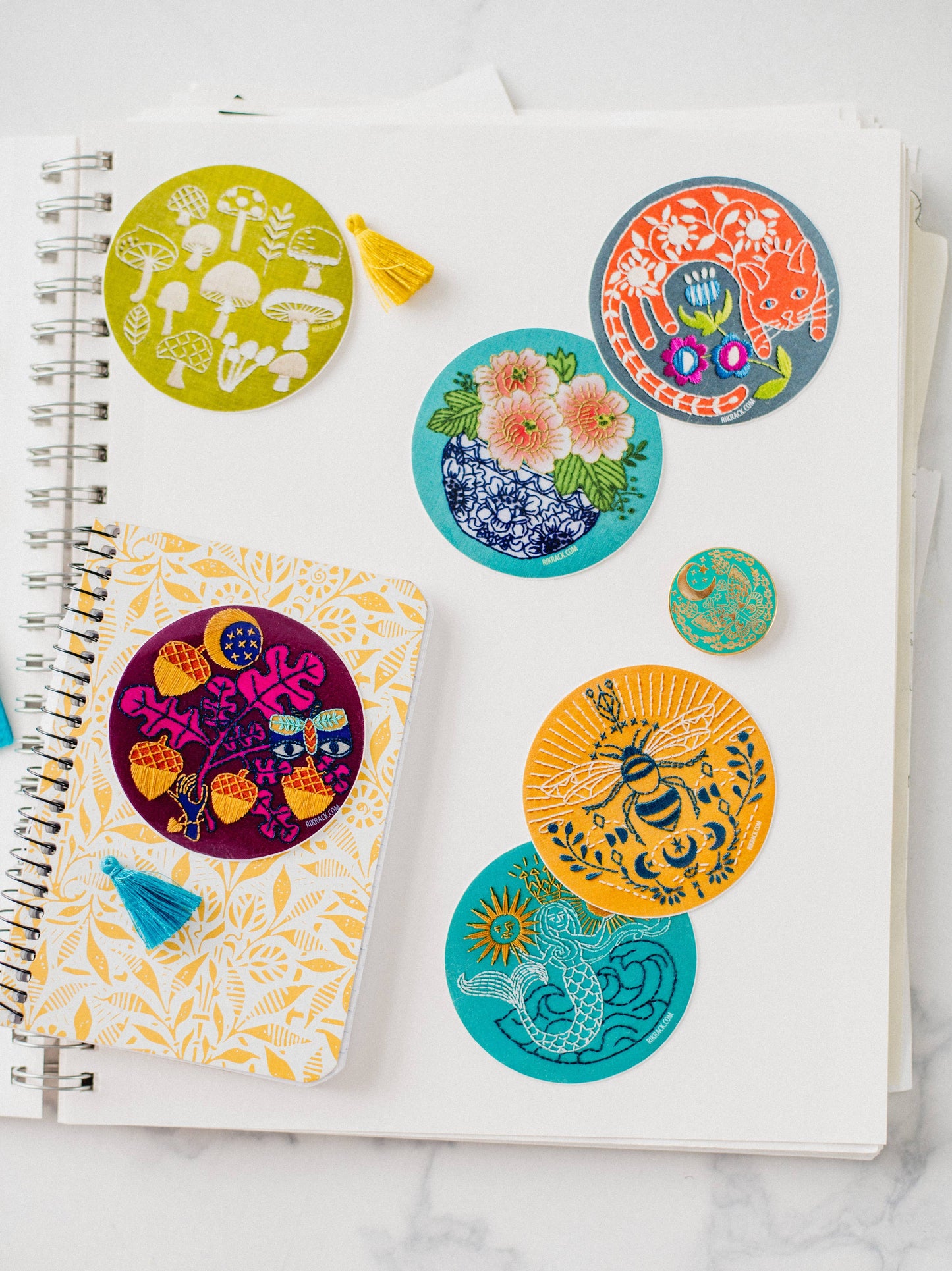 Rikrack - Garden Cat 3" vinyl circle sticker