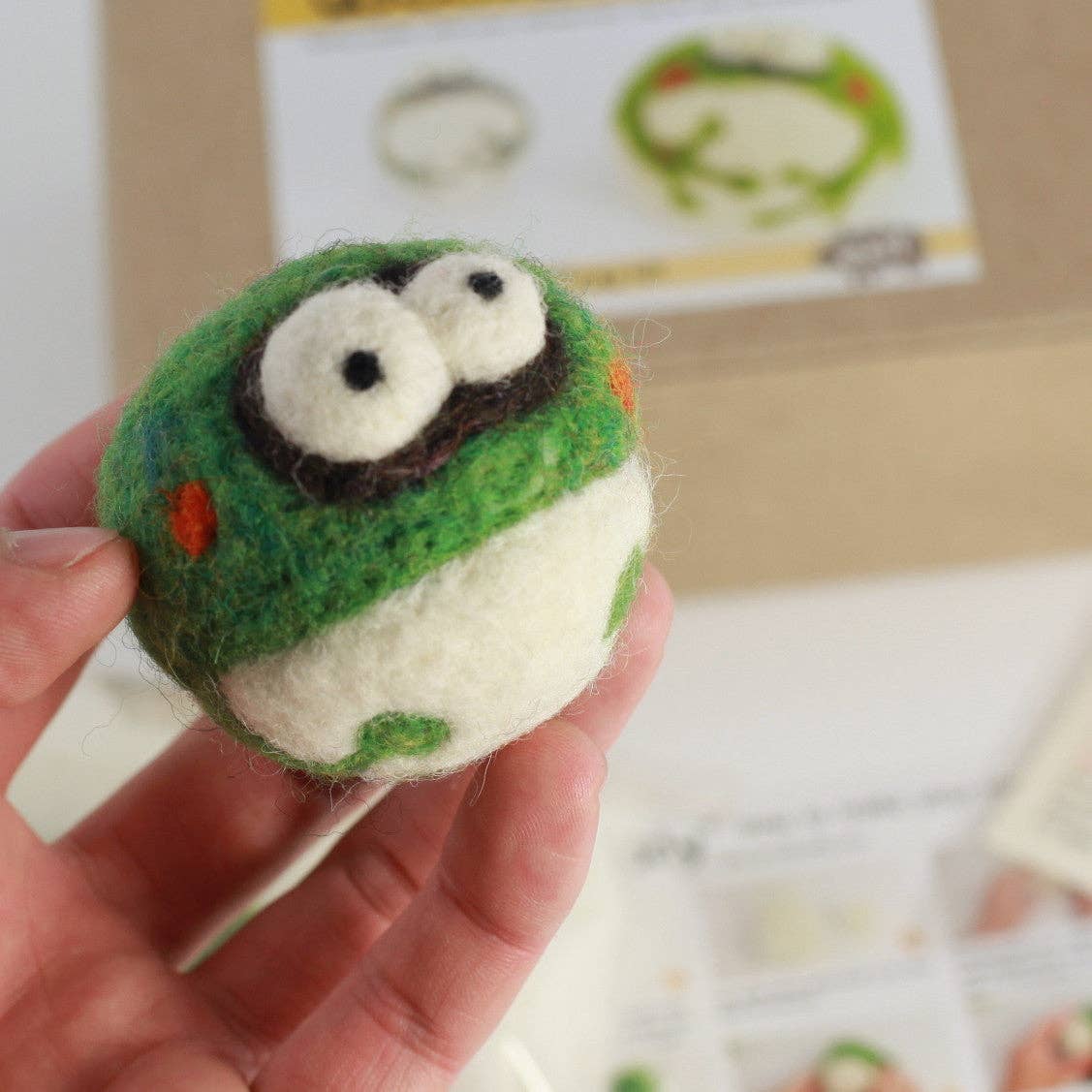 Woolbuddy - Needle Felting Frog Kit